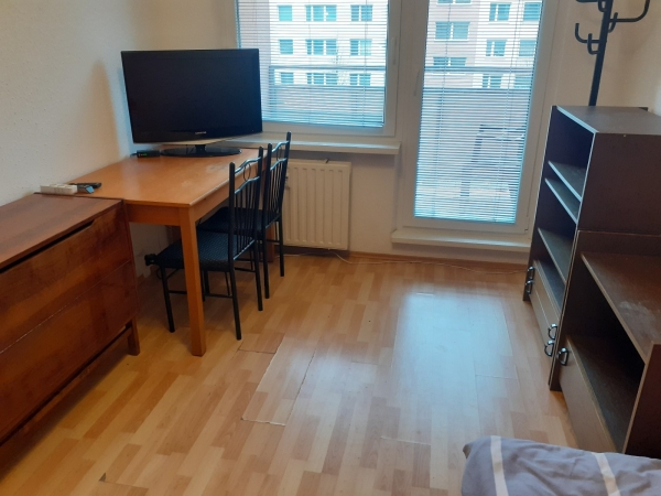 P1 (1) Pokoj k pronájmu s balkónem Zlín, Česká (pokoj je volný, ihned k nastěhování)